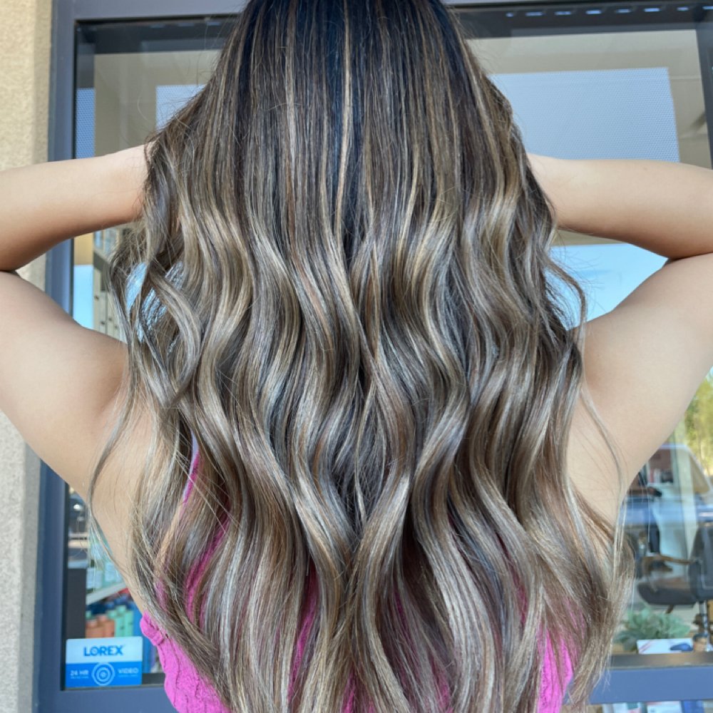 Long waves with contrasting blonde and brunette ribbons